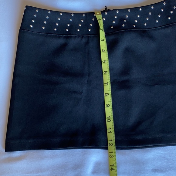 Black short skirt with little sequence details around the waist in size S. - Picture 5 of 7